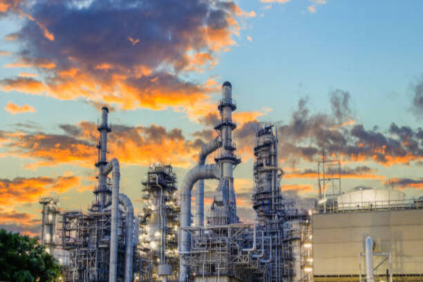 الخدمات التجارية وتوريد المعدات